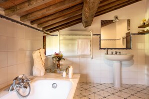 Brown, Tap, Plumbing Fixture, Mirror, Bathtub, Property, Sink, Building, Bathroom, Interior Design