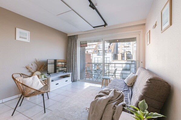 Bright living area with direct access to terrace