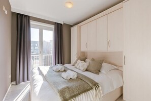Cosy double bedroom with access to terrace
