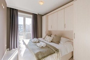 Cosy double bedroom with access to terrace (Linen not included, but optional from HUSWELL )