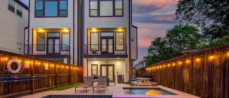 Modern Luxury Stay with Private Pool & Stunning Evening Ambiance