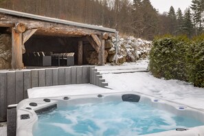 Genieße den winterlichen Whirlpool-Moment auf unserer Terrasse und lasse den Alltagsstress einfach im warmen Wasser dahinschmelzen.