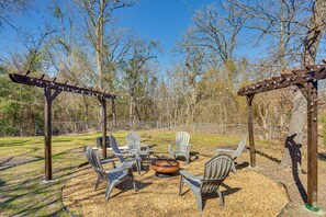 Fenced Yard | Fire Pit | Gas & Charcoal Grills | Deck