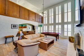 Living Room | Free WiFi | Central Heating & A/C | Smart TV | 1st Floor