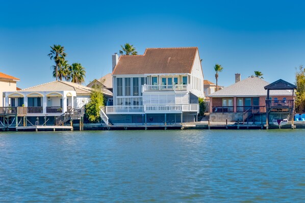 Corpus Christi Vacation Rental | 3BR | 3BA | 3,050 Sq Ft | 1 Step to Enter
