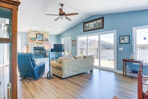 Living Room | Twin Daybed w/ Twin Trundle | Smart TV | Fireplace