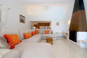 Another picture of the bright and modern living room