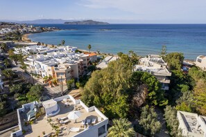 The wonderful sandy beach of Agii Apostoli and Thodorou island!