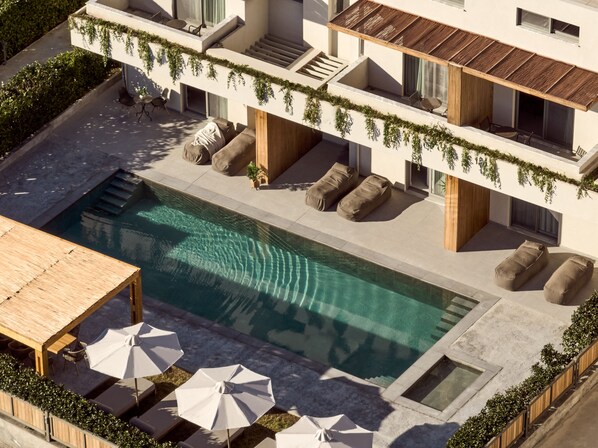 With an ample outdoor land of 500m2, featuring a design led private pool.