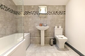  Immerse yourself in comfort and convenience with our inviting bathroom, complete with a relaxing bath and a rejuvenating shower. Unwind after a day of exploration or kickstart your morning routine in this stylish and functional space. 