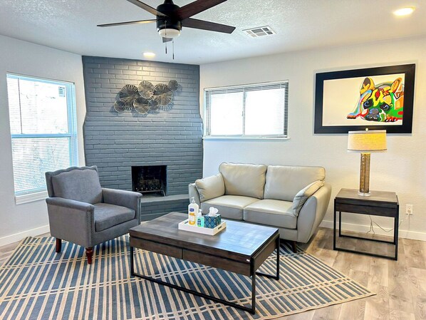 Experience comfort and convenience in our spacious studio, featuring a cozy fireplace, comfortable seating, and practical amenities like a kitchenette and laundry facilities. Ideal for both short and extended stays. Book your stay now!
