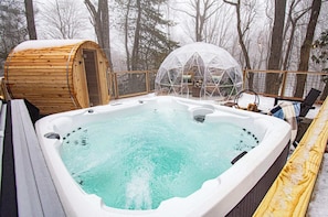 Outdoor spa tub