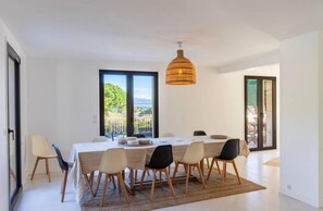 Salle à manger, avec table de 4 m de long pouvant accueillir 15 convives