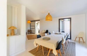 Salle à manger, avec table de 4 m de long, pouvant accueillir 15 convives