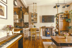 In the living room you will also find an antique pianette