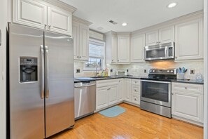 All modern appliances to make meal preparation a breeze.