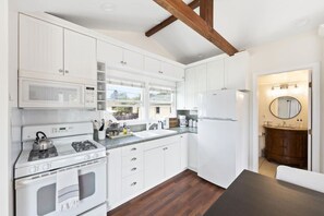Make use of the full kitchen with great appliances.