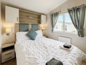 Double bedroom | Sea View 63 - Bonnie Escapes, Southerness