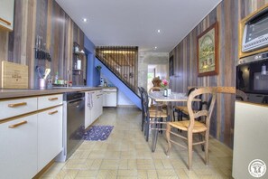 Cuisine équipée et ouverte sur la partie salon