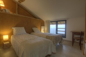 Chambre coté jardin composée de deux lits en 80*200 qui peuvent se réunir en 160*200.
