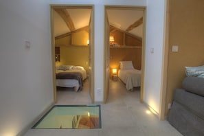 Vue d'ensemble sur les deux chambres situées au 1er étage.