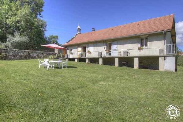 Le gîte se situe sur la partie droite de la maison.