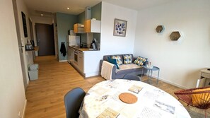 Pièce à vivre avec coin repas