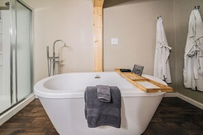 Soaking tub
