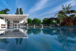 Activities, Amenities, Balcony / Terrace / Patio, Building Exterior, Garden, Main Entrance, Spring, Summer