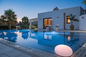 Activities, Amenities, Balcony / Terrace / Patio, Building Exterior, Garden, Main Entrance, Spring, Summer