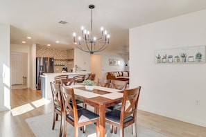 Dining Area | Single-Story House | 12 Mi to Zilker Metropolitan Park