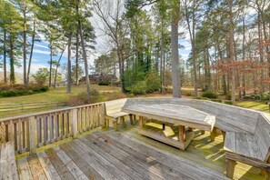 Deck | Built-In Dining Area