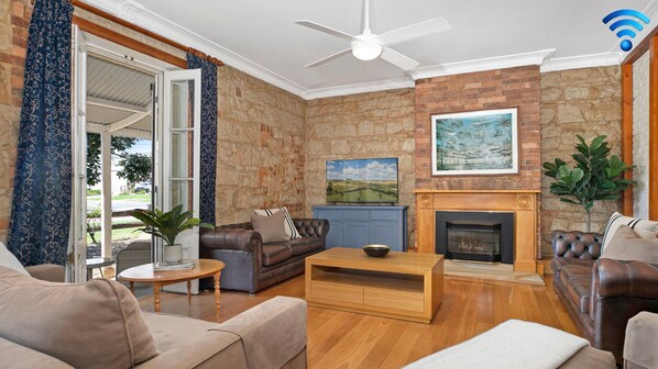 Living Room | 2km to Box Vale Walking Track