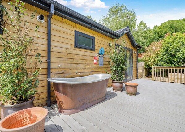 Outdoor spa tub