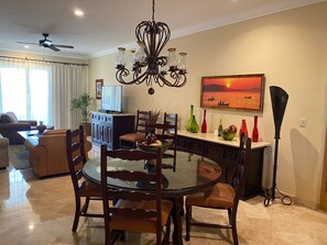 Open dining area pic #2