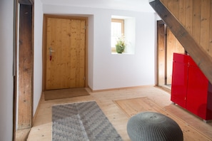 Entrance area with access to the kitchen and bathroom