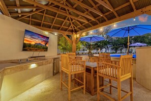 Sunken Bar area, with TV, fridge, sitting area and a swim up bar!!