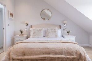 Nursery End House Master Bedroom - StayCotswold