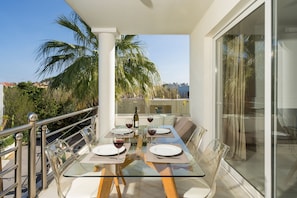 2nd Floor Apartment - Modern outdoor dining area!