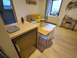 Réfrigérateur, espace repas et salon