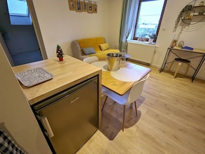 Réfrigérateur, espace repas et salon