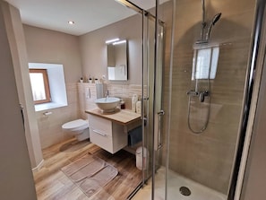 Salle d'eau avec douche et wc