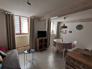 Table à manger, salon, tv