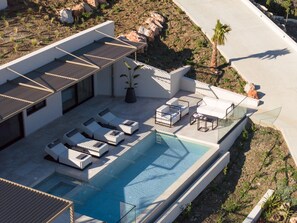 Tranquility unfold at the 25m2 private infinity pool & 90m2 outdoor area. 
