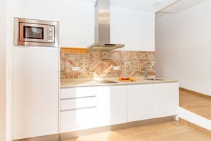 Kitchen/living area (3)