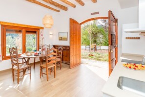 Kitchen/living area (4)