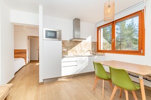 Kitchen/living area (1)