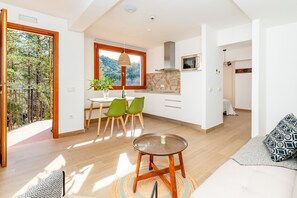 Living area and kitchen (2)