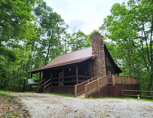 12 person cabin with 2 king beds, 1 queen and 6 single twins in the bunk loft