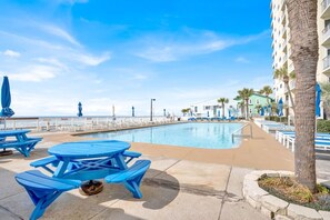 Communal pool, heated in winter!